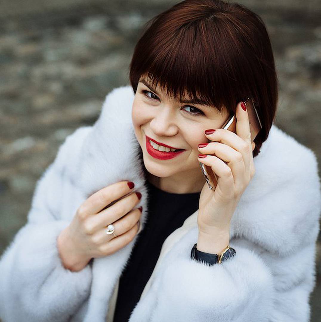 Як тльки ви приходите в гост на дловий фуршет чи вечрку  зразу тел